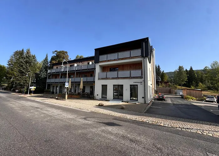 Luxusni Apartman Grand V Centru Harrachova Se Soukromou Mega Terasou, S Privatnim Parkovanim Zdarma, S Moznosti Dobijeni Wallbox Ev A Vyhledem Na Harrachovsky Kostelicek